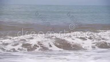 海上风暴。 波浪在卵石滩上滚动。 慢动作