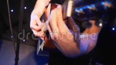音乐会摇滚乐队与两个电动吉他歌手在舞台上表演。 音乐视频朋克，重金属或摇滚乐队