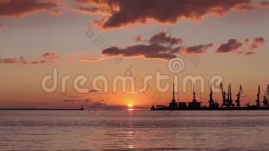 太阳落山在海港的地平线上，港口美丽的日落
