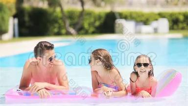 四人幸福的家庭在户外游泳池