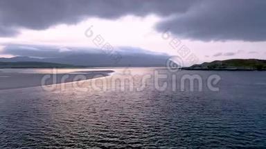 爱尔兰唐加尔的阿尔达拉和波尔图自然保护区旁边的希斯金莫尔海湾景观