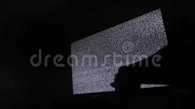 手开关频道无人噪音<strong>电视背景</strong>。 信号接收不佳而产生静态噪音的电视屏幕