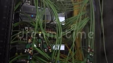 声学音频电缆服务器绿色音频电缆。 很多声波电缆。 数据传输服务器的同轴电缆。