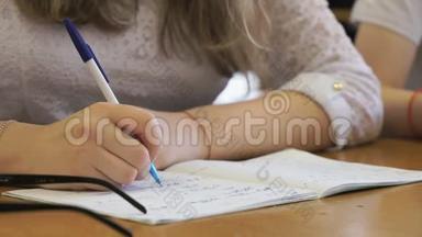 学生在练习册上写课文.. 特写