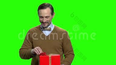 白人男子展示礼品盒。