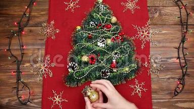 一种小的圣诞树，由金属、坚果、丝带和装饰品组成。 圣诞树的礼物，老式手表。 2018，