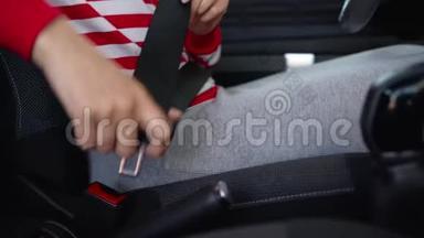 驾驶前妇女坐在车内系好安全带