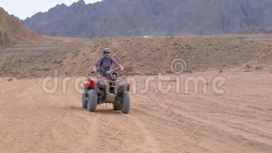 乘坐四方自行车的女孩穿越埃及沙漠
