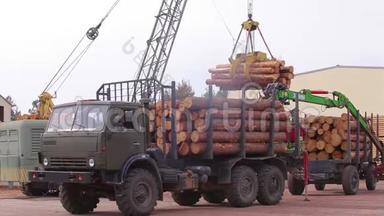 用起重机卸载原木车，在锯木厂卸载原木，在锯木厂工作流程