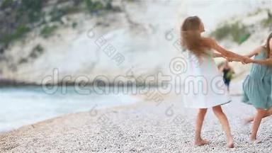 暑假期间在热带海滩玩的小女孩
