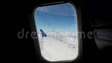 从飞机的窗翼和天空中的云彩中看到的景色