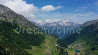 俯瞰瑞士阿尔卑斯山的空中景色-从上面俯瞰美丽的瑞士
