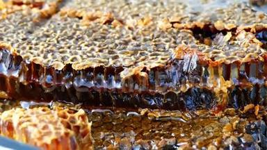 天然蜂窝<strong>蜂蜜</strong>，特写天然蜂窝<strong>蜂蜜</strong>，在玻璃碗里蜂窝<strong>蜂蜜</strong>，用蜂窝作为早餐，