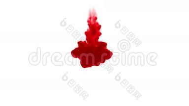 液体中滴墨水的特写镜头。 红色滴在水中，缓慢移动。 使用inky背景或