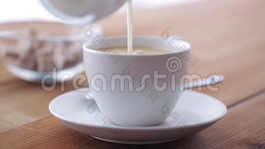 奶油或牛奶倒在桌子上的<strong>咖啡杯</strong>上