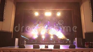 多彩舞台灯光，灯光在演唱会上展现.. 灯光和烟雾显示。