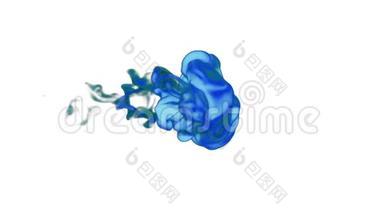 明亮的蓝色墨水在水或<strong>烟雾</strong>与阿尔法面具的<strong>运动</strong>效果和组合。 美丽的云或烟