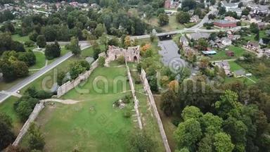 一座古中世纪<strong>城堡</strong>的废墟，拉脱维亚多贝利航空无人机顶景4KU HD<strong>视频</strong>