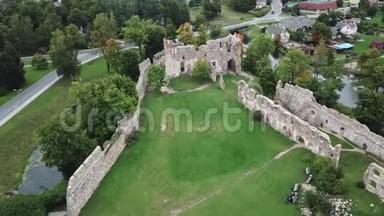 一座古中世纪城堡的废墟，拉脱维亚多贝利航空无人机顶景4KU HD视频
