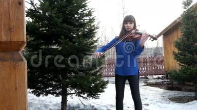 拉小提琴的漂亮女孩