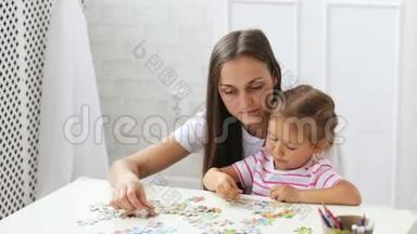 母女俩一起在客厅里玩拼图游戏