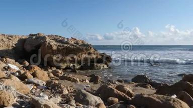 海洋岩石海滩被塑料垃圾污染。 地球污染。 慢动作