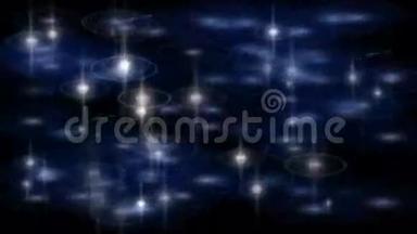 在夜间背景下，4k星光点在湖面上星星涟漪。