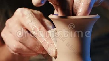 艺术家操作手，<strong>轻轻地</strong>创造正确形状的手工粘土。 传统制陶，教师