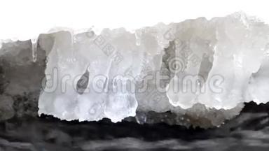 在山河<strong>清澈</strong>的冷水中冻住了雪白的大巨石.. 小冰柱闪烁在嘈杂的<strong>溪流</strong>的水晶水之上。