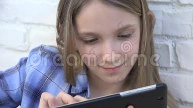 儿童游戏平板电脑，儿童智能手机，女孩阅读信息浏览互联网