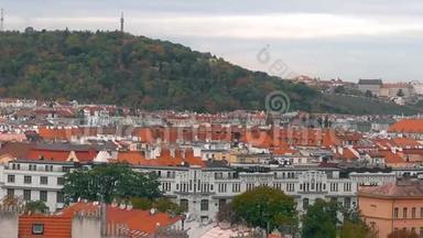 在捷克布拉格，旧城镇建筑与红色屋顶的鸟瞰。 布拉格圣维特大教堂。