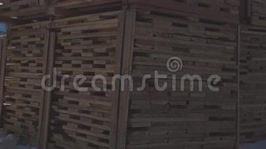 木制空白，用于生产胶合木架在街道上整齐的一排。