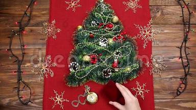一种小的圣诞树，由金属、坚果、丝带和装<strong>饰品</strong>组成。 圣诞树的礼物，老式<strong>手表</strong>。 2018，