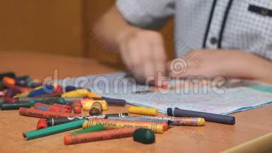 男孩用彩色粉笔和<strong>铅笔画画</strong>