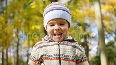 秋天公园的孩子玩得开心，笑得开心，在新鲜的空气中散步