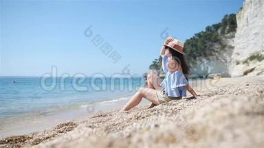 躺在海滩上享受暑假的女人望着大海