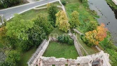 一座古中世纪<strong>城堡</strong>的废墟，拉脱维亚多贝利航空无人机顶景4KU HD<strong>视频</strong>