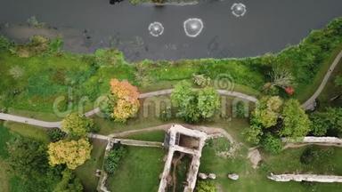 一座古中世纪城堡的废墟，拉脱维亚多贝利航<strong>空无</strong>人机顶景4KU HD视频