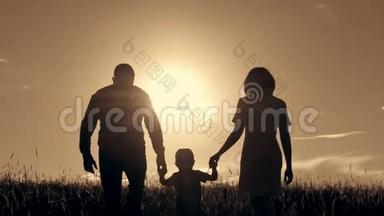 幸福的一家人<strong>散步</strong>，在日落时<strong>牵手</strong>。