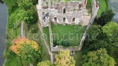 一座古中世纪城堡的废墟，拉脱维亚多贝利航空无人机顶景4KU HD视频