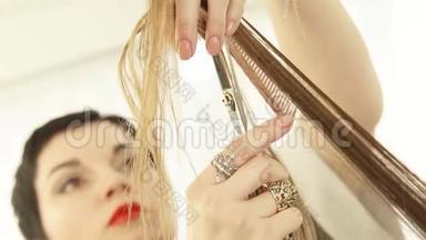 发型师在美发沙龙用专业剪刀剪女发.. 帮女人剪发