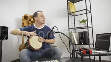 音乐家在家庭音乐工作室演奏djembe鼓乐器。