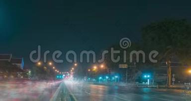 街道交叉路口夜间城市交通过度。 汽车和摩托车运动的时间推移。