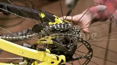 在一家自行车维修店里，一位主人拆下一个轮子进行维修。 自行车修理