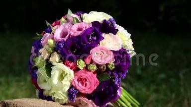 婚礼花束鲜花。 喜庆的鲜花花束。 婚礼新娘花束。 <strong>结婚</strong>花艺。
