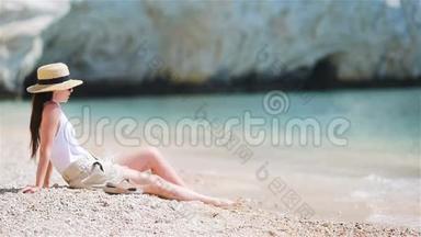 躺在海滩上享受暑假的女人望着大海