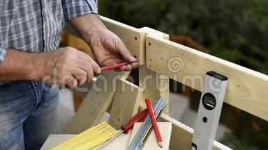 工匠在木板上工作。