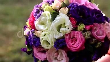 婚礼花束<strong>鲜花</strong>。 喜庆的<strong>鲜花</strong>花束。 婚礼新娘花束。 结婚花艺。