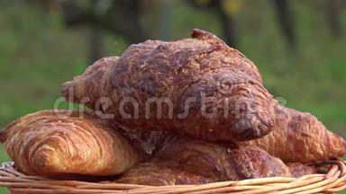 旋转篮子里的法国牛角面包