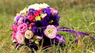 婚礼花束鲜花。 喜庆的鲜花花束。 婚礼新娘花束。 结婚花艺。